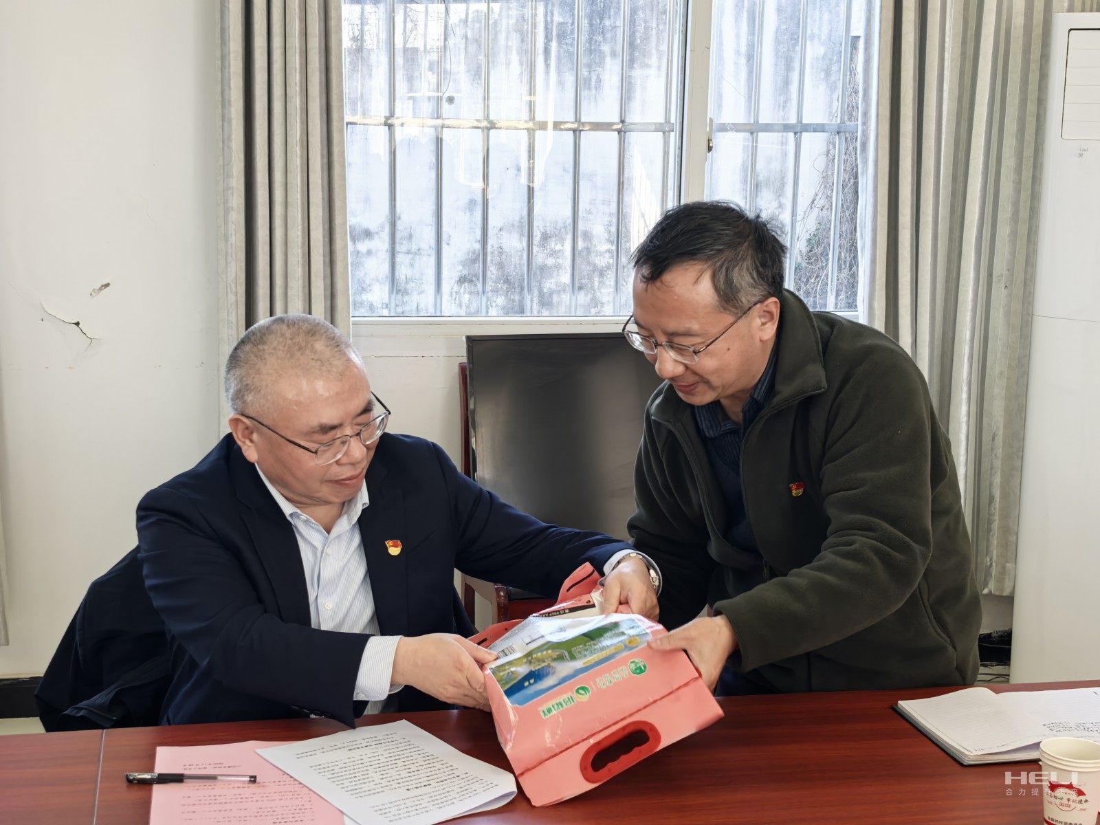 楊安國聽取駐村干部介紹消費幫扶生態稻米.jpg