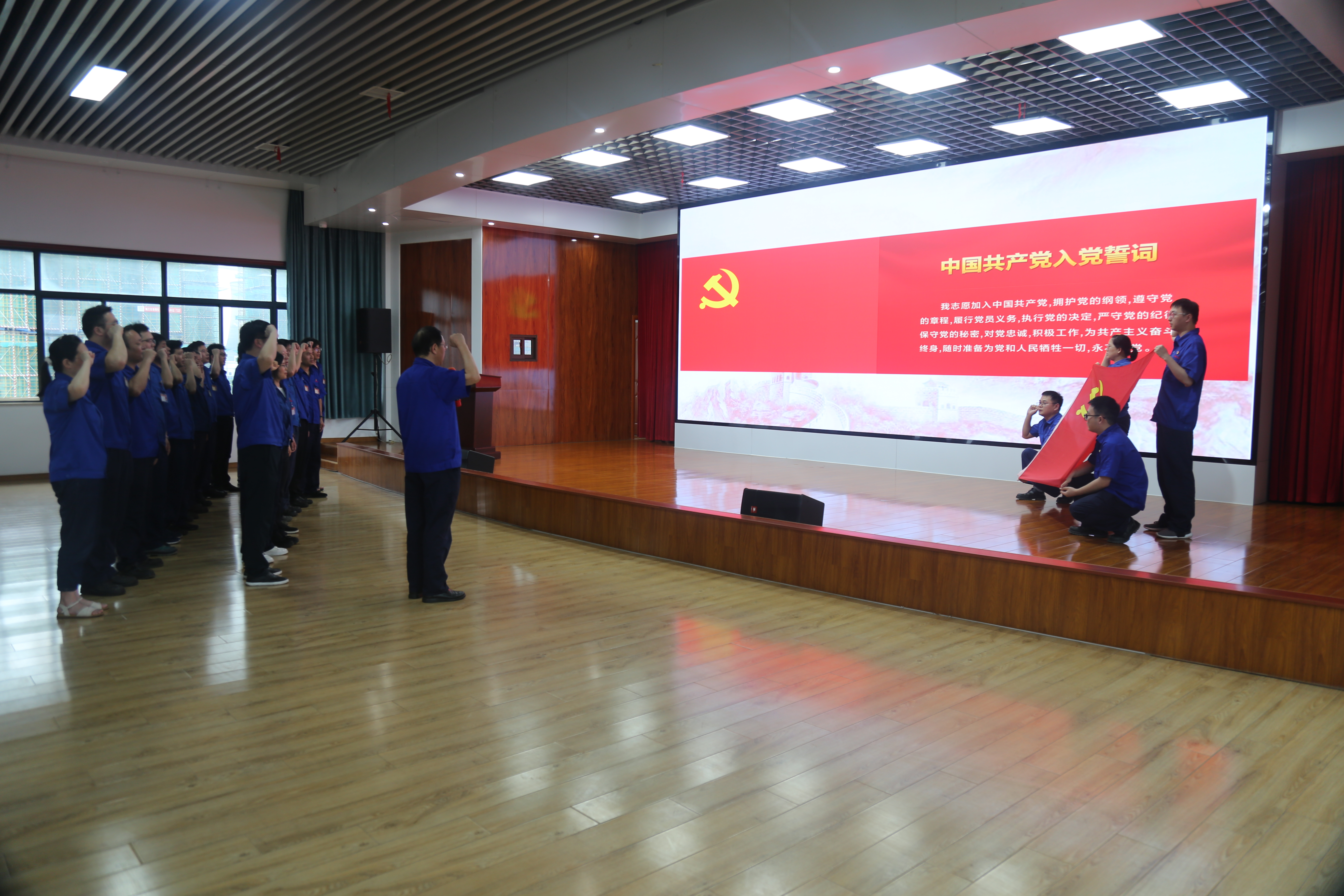 與會黨員在吳海曙帶領下重溫入黨誓詞.JPG